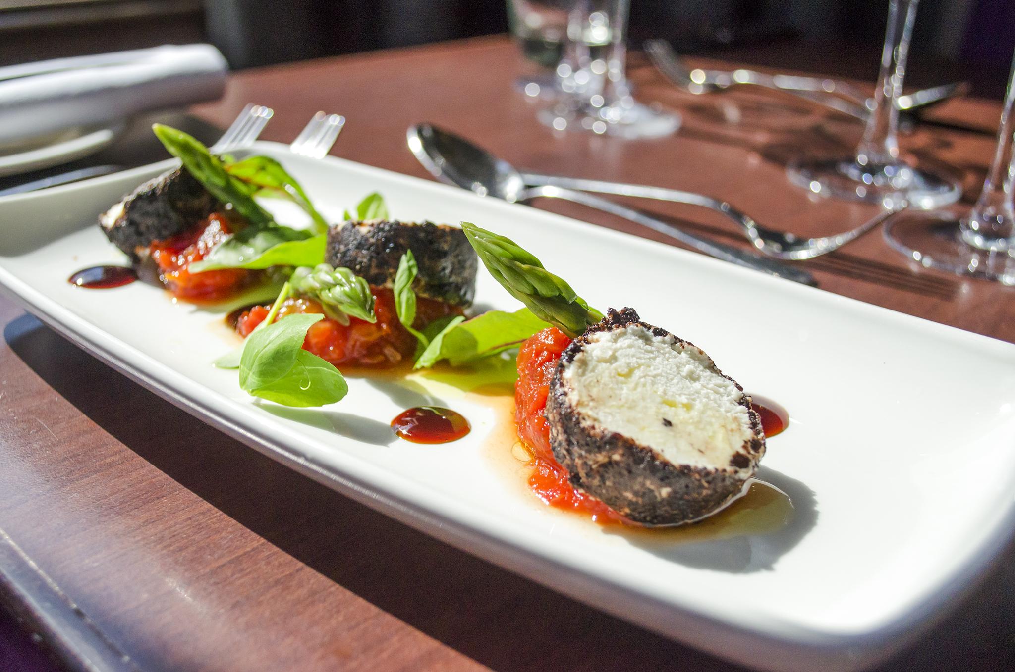 ホテル ザ ボーナム エディンバラ エクステリア 写真 A Scottish haggis served with a salad